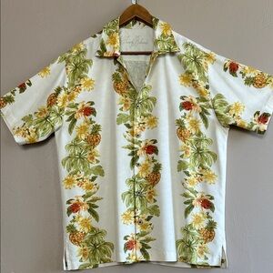 Tommy Bahama 100% Silk Vintage Camp Shirt. Hawaiian Floral Design. Size Large.